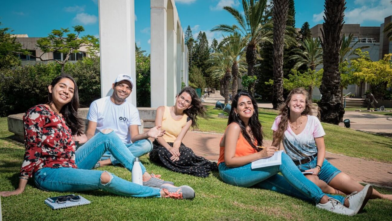  Group campus photo / students on campus