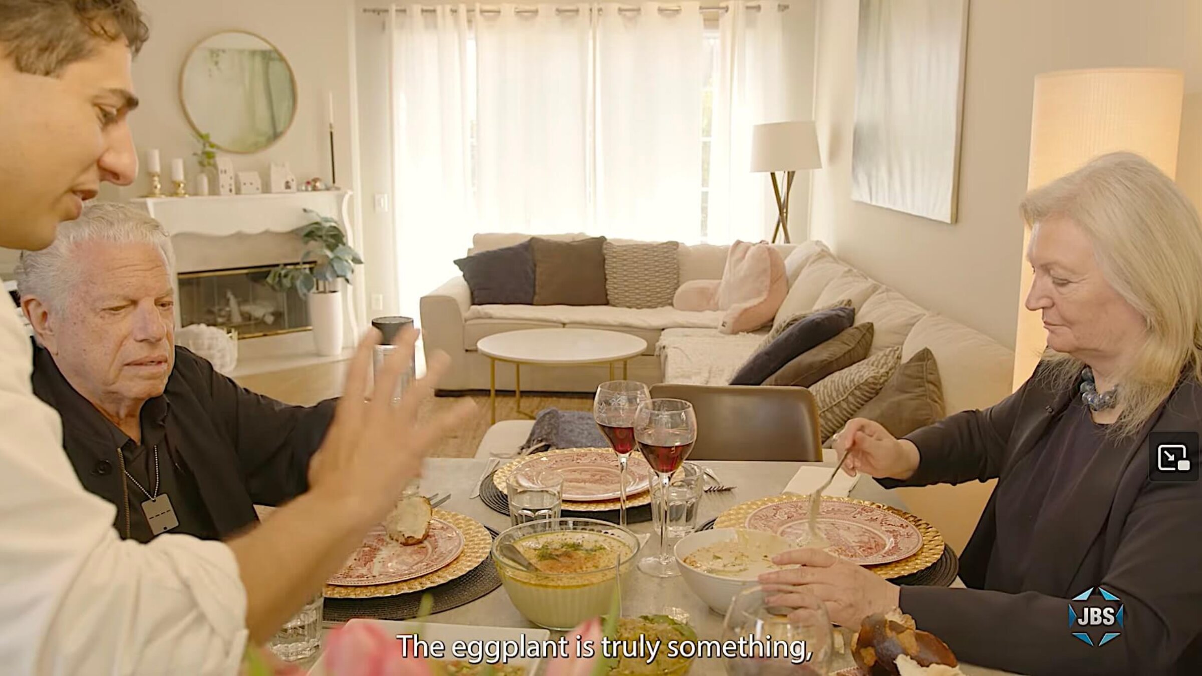 ניקאָלאַס ניסים, ווואָס האָט צוגעגרייט די סעודה, מיט פּערלאַ קאַרני (רעכטס) און מײַק בורשטיין 