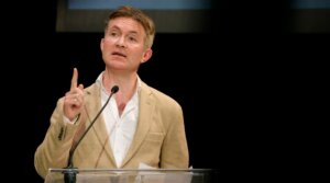 British author and conservative political commentator Douglas Murray gestures as he speaks on stage during an evening against the rise of antisemitism in Europe, organized by the “Regle du Jeu” magazine, the Representative Council of French Jewish Institutions (CRIF) and other French institutions, at the Theatre Antoine, in Paris on June 3, 2024. (GEOFFROY VAN DER HASSELT / AFP)