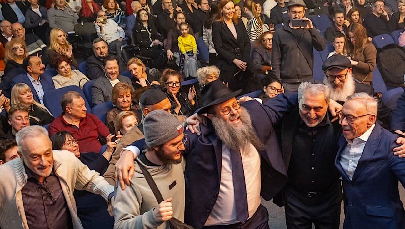 הרבֿ חיים דאַנצינגער אויפֿן חנוכּה־קאָנצערט אין ראָסטאָוו, דעם 23סטן דעצעמבער 2025