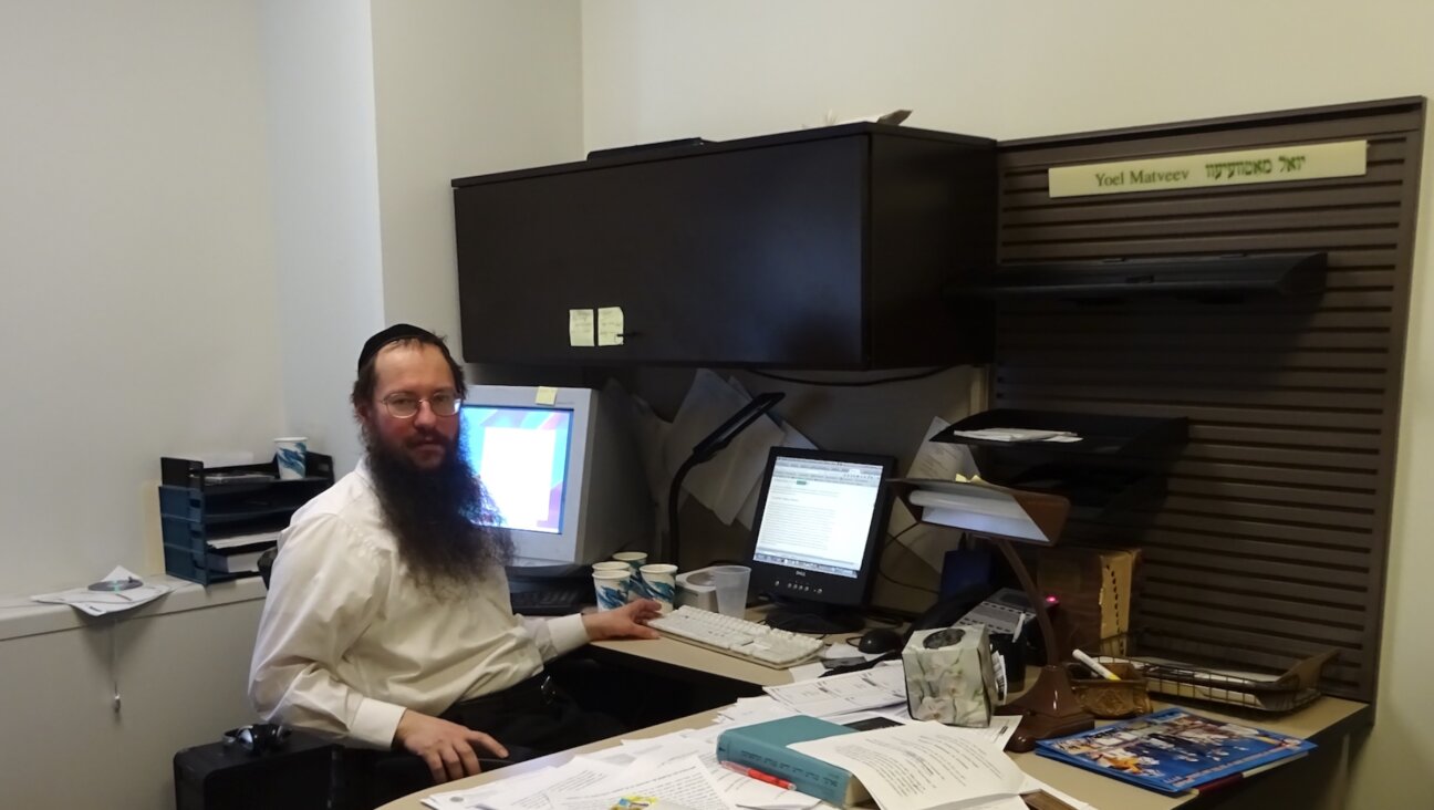 בײַ דער אַרבעט אינעם פֿאָרווערטס־ביוראָ