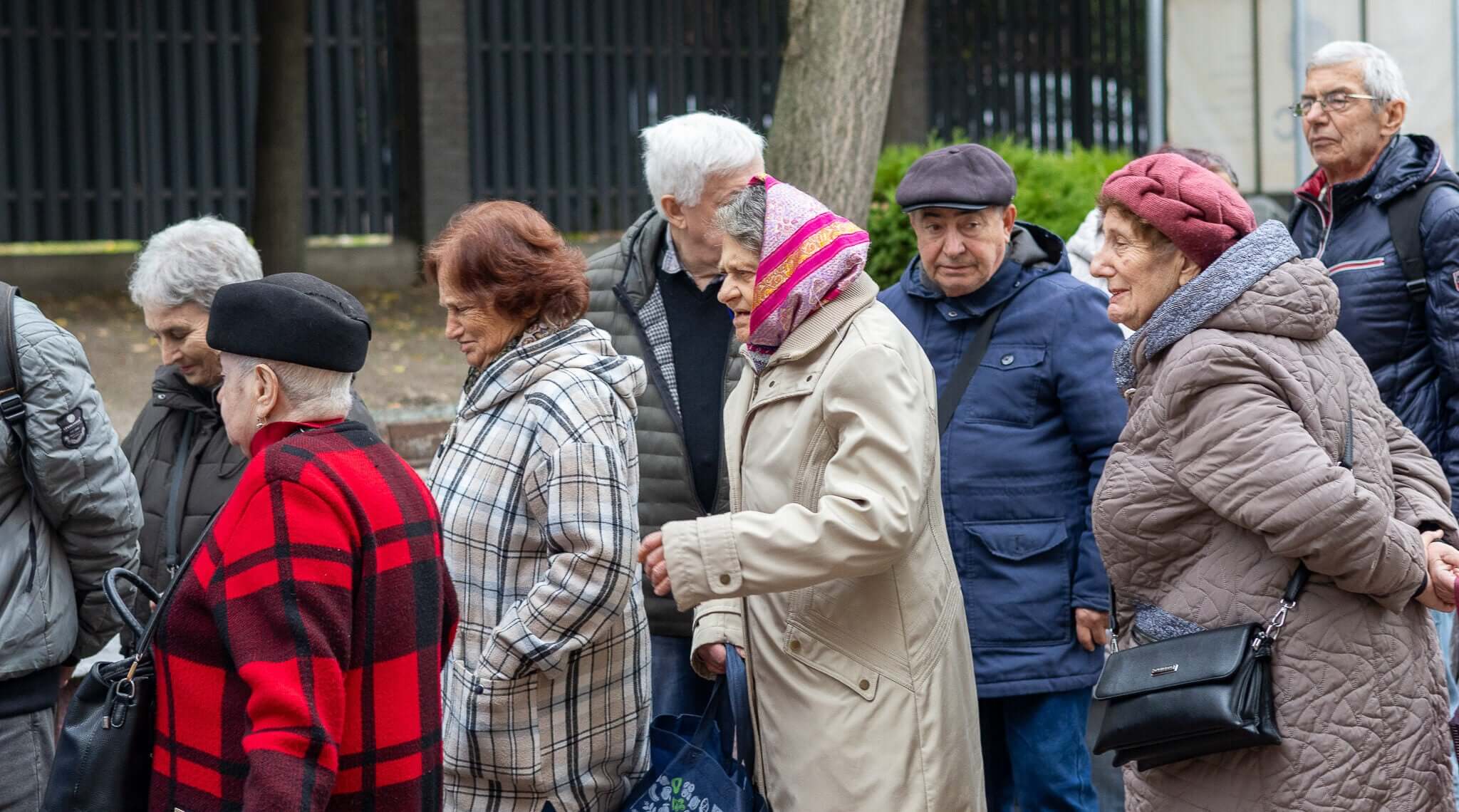 Jewish Ukrainians line up to receive aid distribution in Kyiv in the fall of 2025. (Theia Chatelle)