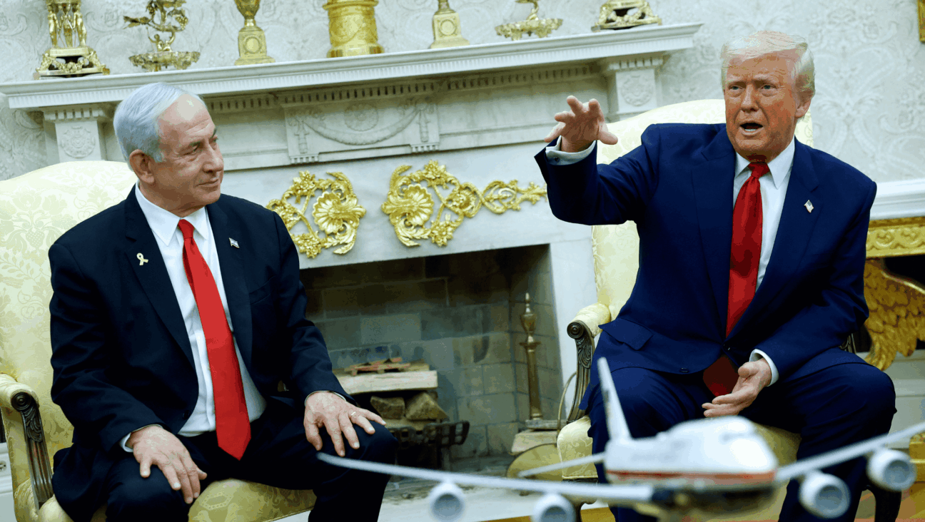 U.S. President Donald Trump (right) speaks alongside Israeli Prime Minister Benjamin Netanyahu, during an April 2025 meeting in the Oval Office. 