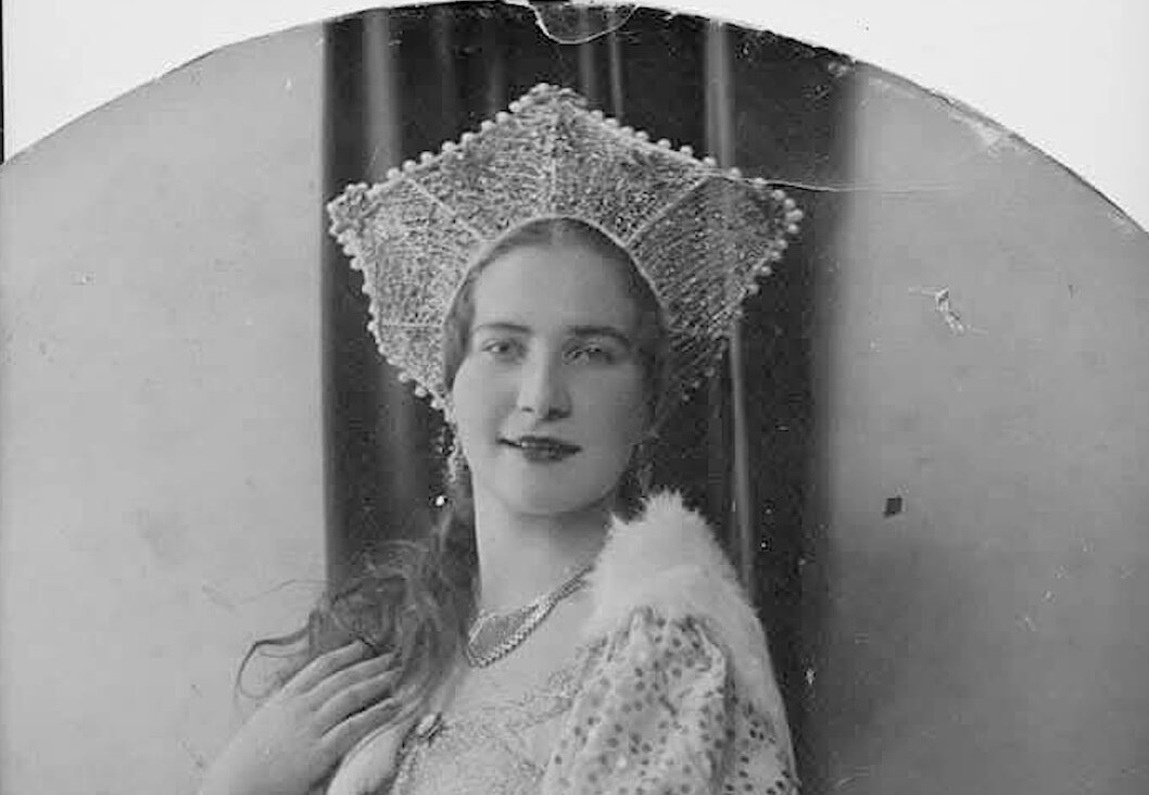 עוכעניאַ, איינע פֿון די קאַנדידאַטינס אינעם פֿאַרמעסט, אין די 1930ער יאָרן