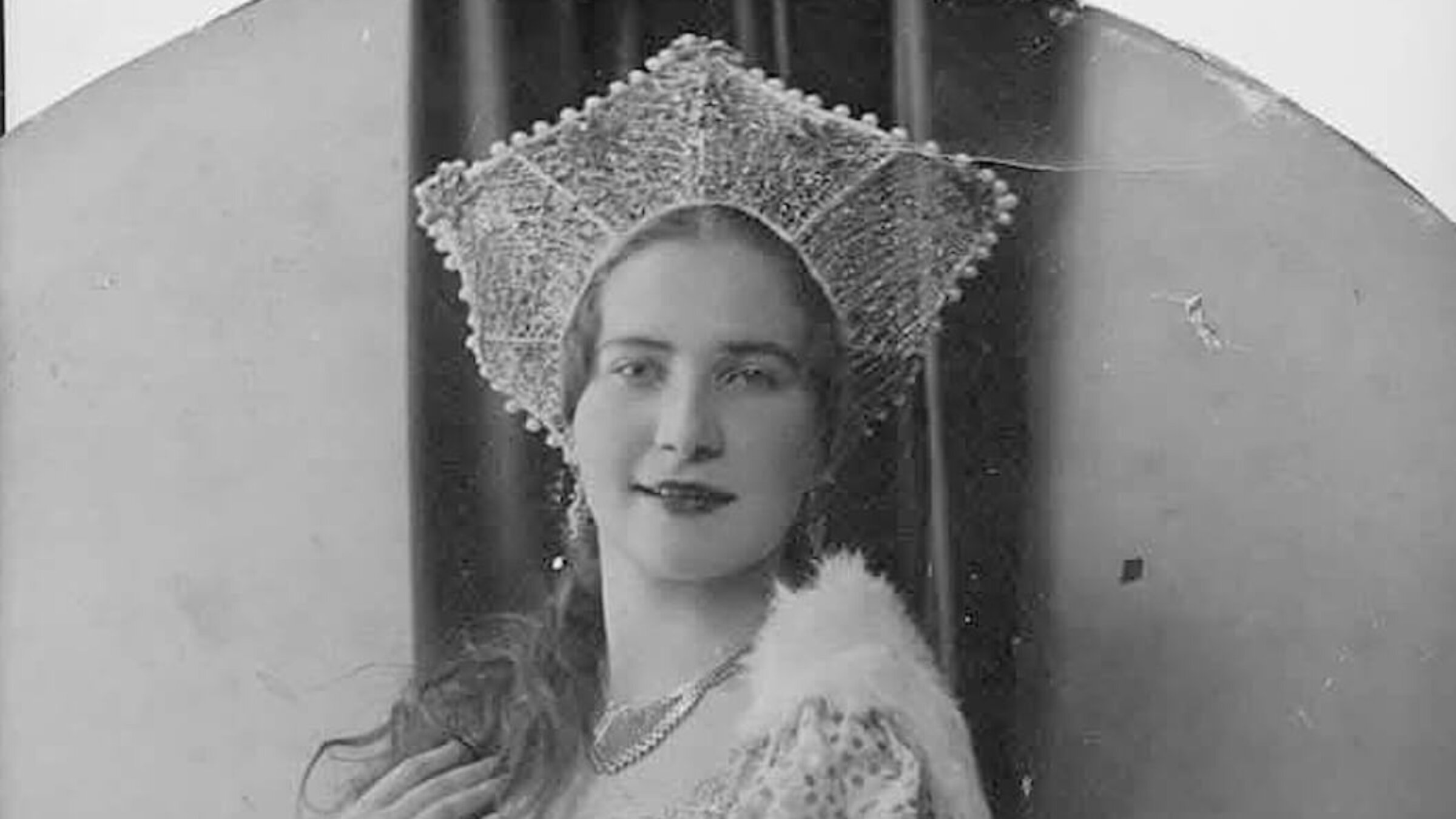 עוכעניאַ, איינע פֿון די קאַנדידאַטינס אינעם פֿאַרמעסט, אין די 1930ער יאָרן