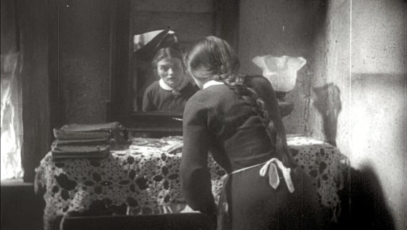 Rachel Holzer as Ester in "Al Khet"