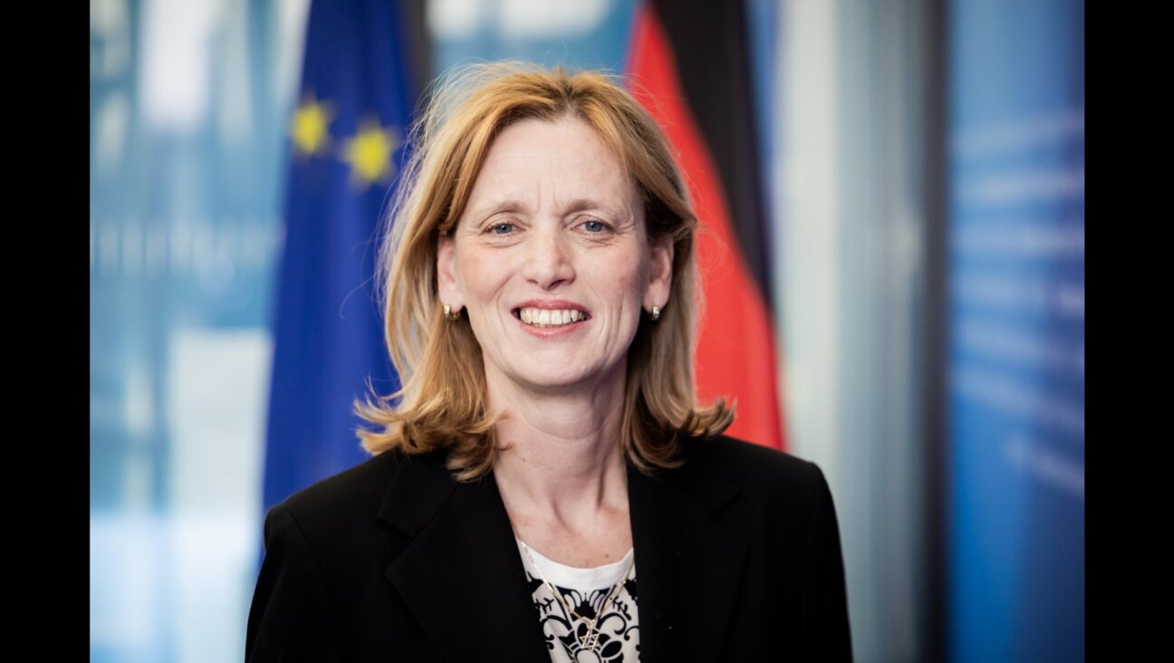Federal Minister Karin Prien wears a Star of David in her official government portrait. (Christoph Soeder/dpa/picture alliance via Getty Images)