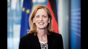 Federal Minister Karin Prien wears a Star of David in her official government portrait. (Christoph Soeder/dpa/picture alliance via Getty Images)
