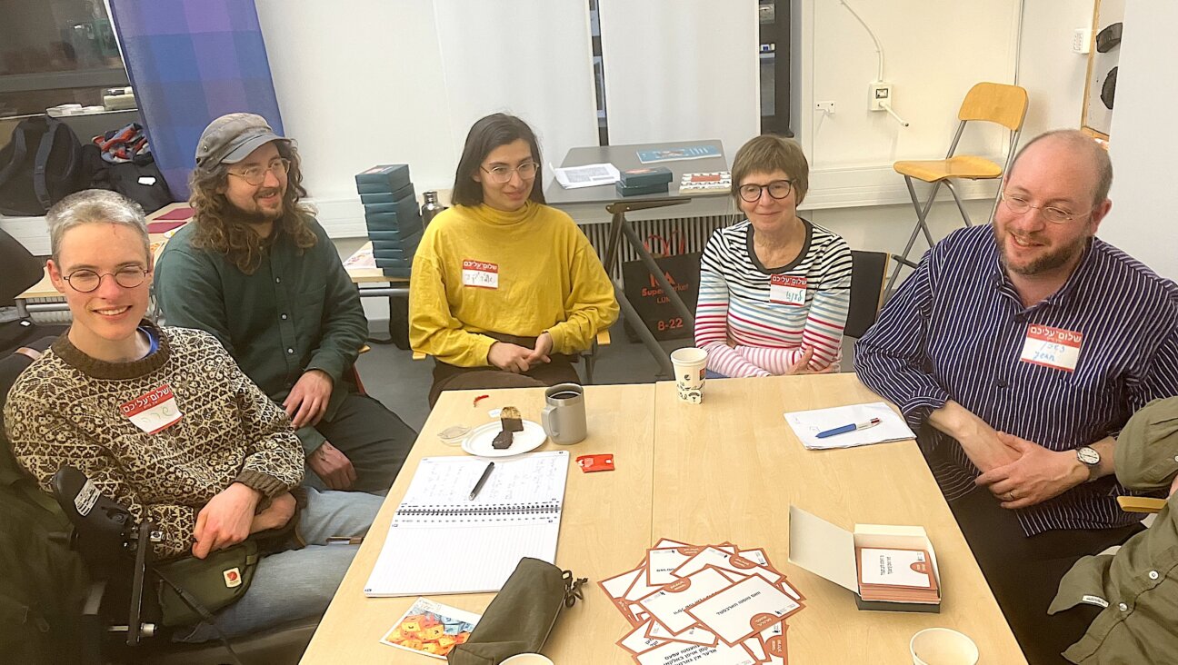 אַ טייל פֿון די אָנטייל־נעמער פֿאַרברענגען מיט נײַ־געשאַפֿענע שמועס־קאַרטלעך