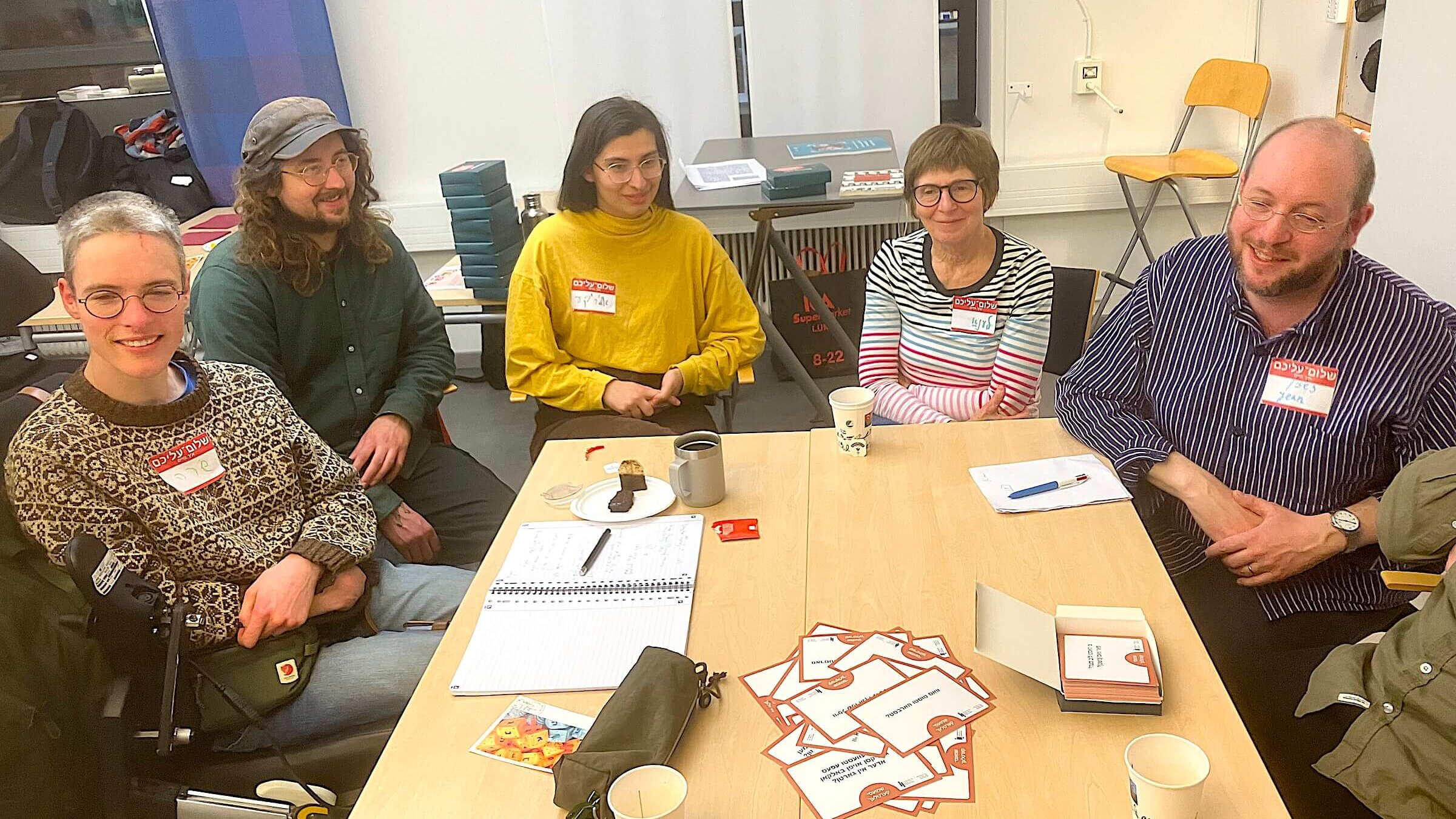 אַ טייל פֿון די אָנטייל־נעמער פֿאַרברענגען מיט נײַ־געשאַפֿענע שמועס־קאַרטלעך