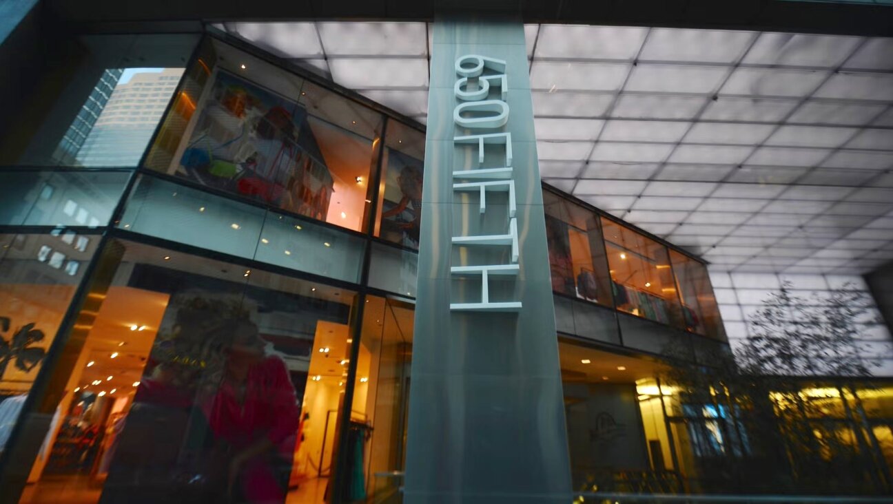650 Fifth Avenue, a 36-story office tower near Manhattan’s Rockefeller Center, is seen on April 20, 2014. (Cem Ozdel/Anadolu Agency/Getty Images)