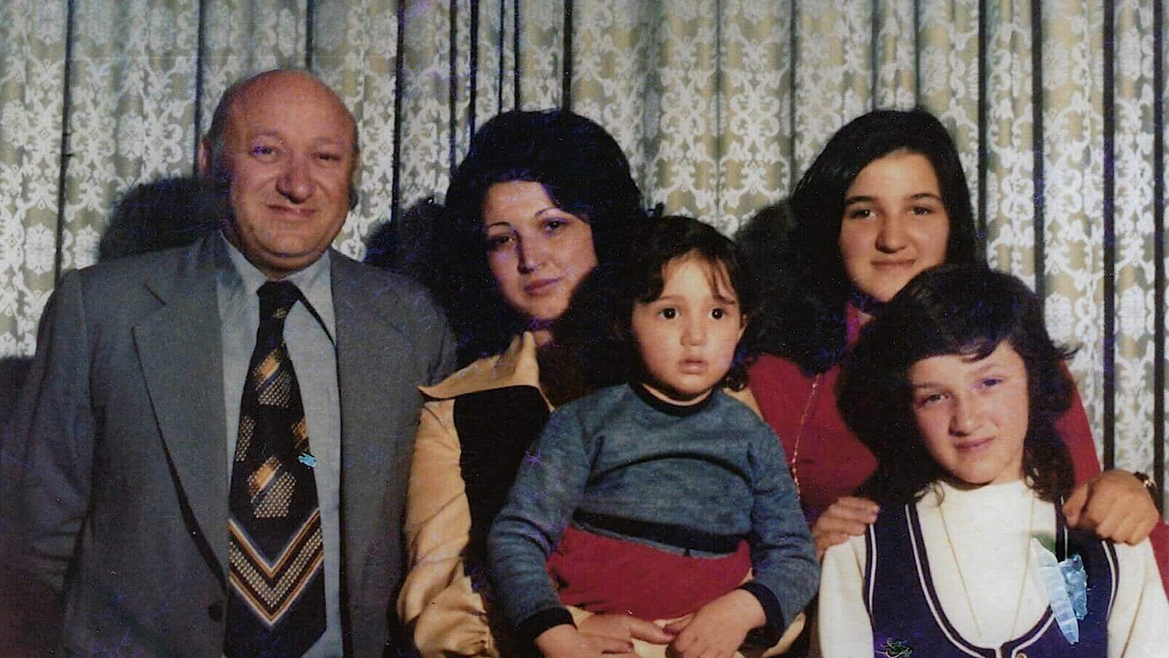 דזשאַזמין ראָכסאַר (אין מיטל) ווי אַ קינד אין איראַן מיט איר משפּחה