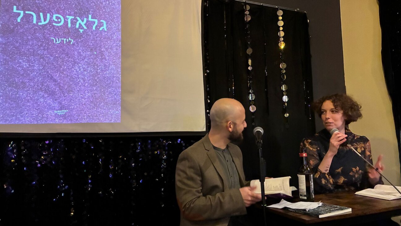 קאַטערינאַ קוזנעצאָוואַ און דזשייק שנײַדער אויף אַ קבלת־פּנים פֿאַר איר בוך, אין בערלין 