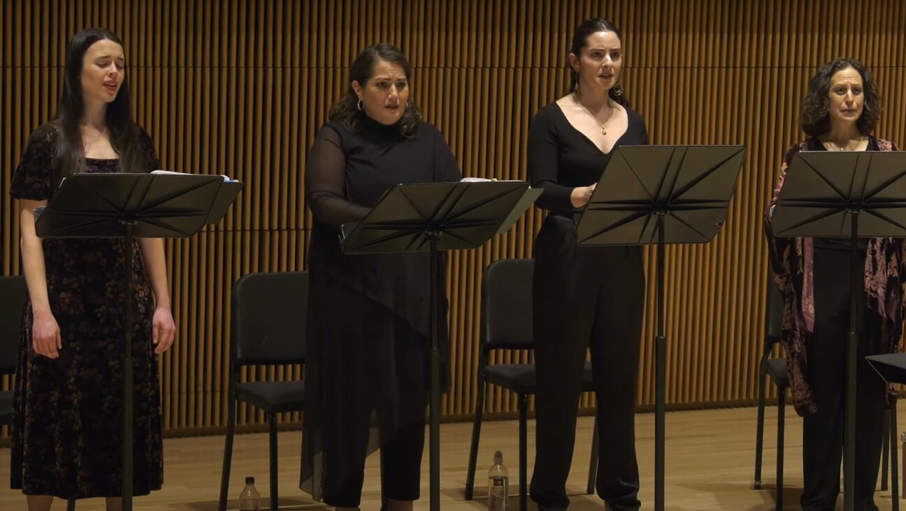 פֿון רעכטס: צייטל (דזשעניפֿער זעטלאַן), ביילקע (דזשינאַ פּערעגרינאָ), חוה (העדער דזשאָנסאָן) און שפּרינצע / ראָז (קייט דזשאָנסאָן)