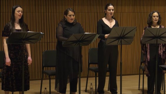 פֿון רעכטס: צייטל (דזשעניפֿער זעטלאַן), ביילקע (דזשינאַ פּערעגרינאָ), חוה (העדער דזשאָנסאָן) און שפּרינצע / רויז (קייט דזשאָנסאָן)