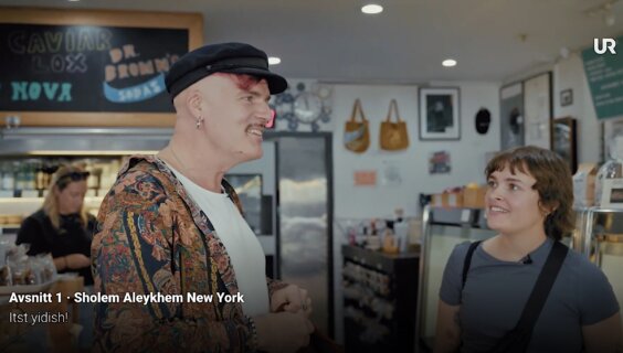 טאָמאַס וווּדסקי (לינקס) און זײַן תּלמידה מרים אין אַ בייגל־בעקערײַ