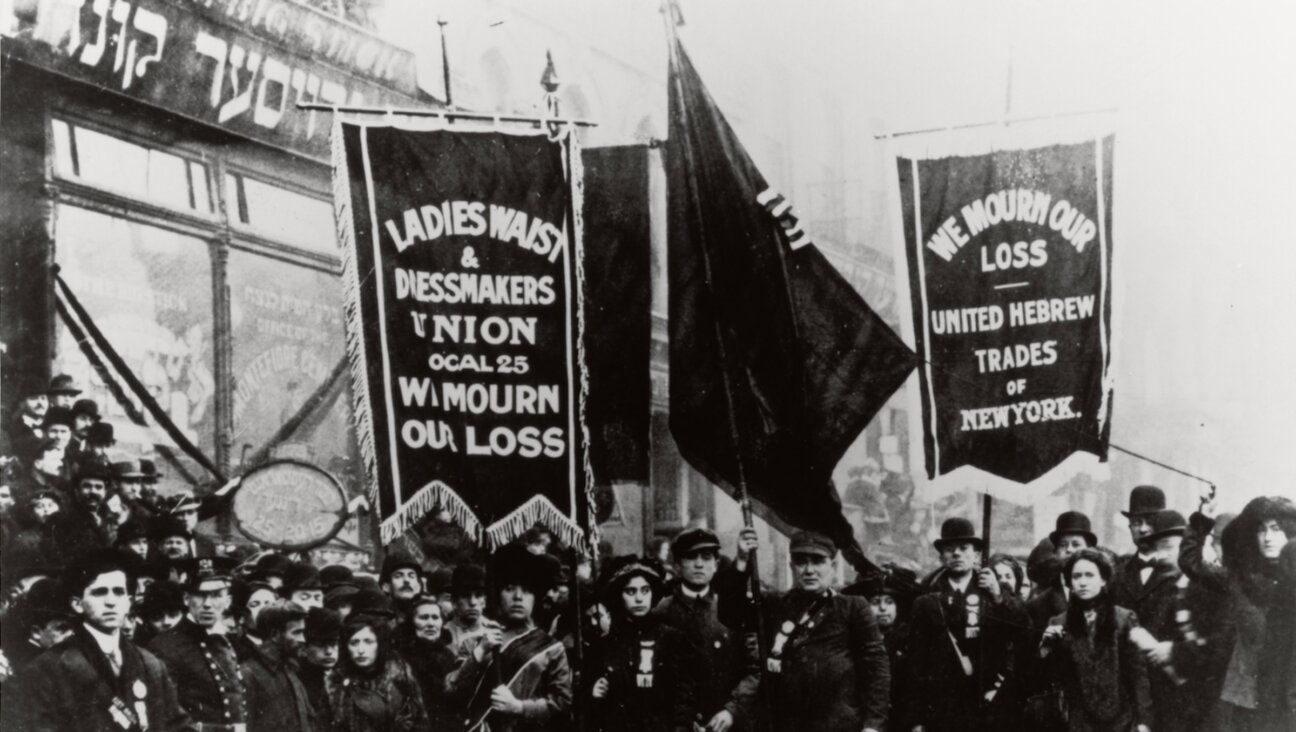 אַ פּראָטעסט לזכּרון די קרבנות פֿון דער שׂריפֿה פֿון דער „טרײַענגל שירטווייסט פֿאַבריק“, דעם 5טן אַפּריל 1911 
Demonstration of Protest and Mourning for Triangle Shirtwaist Factory Fire of March 25, 1911, 04-05-1911