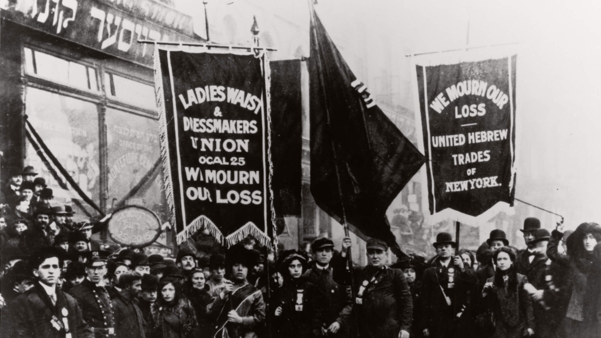 אַ פּראָטעסט לזכּרון די קרבנות פֿון דער שׂריפֿה פֿון דער „טרײַענגל שירטווייסט פֿאַבריק“, דעם 5טן אַפּריל 1911 
Demonstration of Protest and Mourning for Triangle Shirtwaist Factory Fire of March 25, 1911, 04-05-1911