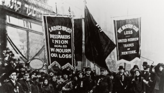 אַ פּראָטעסט לזכּרון די קרבנות פֿון דער שׂריפֿה פֿון דער „טרײַענגל שירטווייסט פֿאַבריק“, דעם 5טן אַפּריל 1911 
Demonstration of Protest and Mourning for Triangle Shirtwaist Factory Fire of March 25, 1911, 04-05-1911