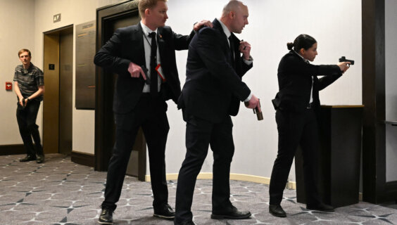 Agents draw their guns after loud bangs were heard during the White House Correspondents' dinner 