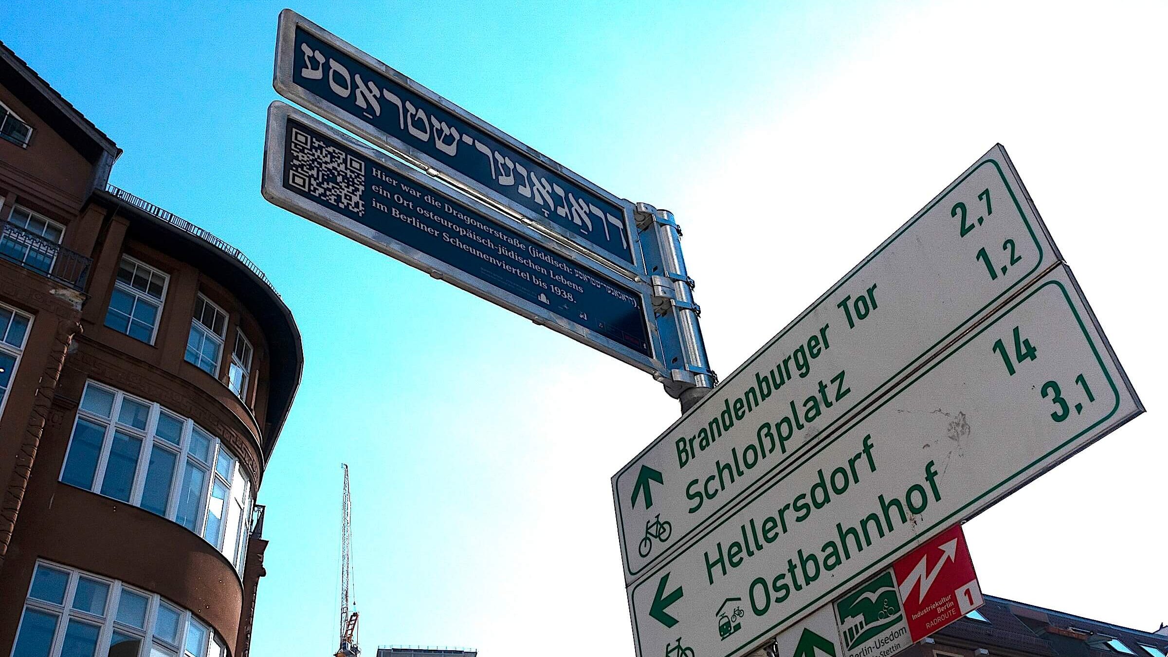 איינער פֿון צען נײַע גאַסנשילדן אויף ייִדיש אין בערלין