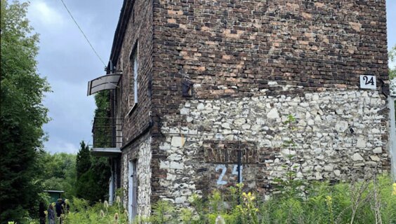  דאָס „הויז פֿון די געטאָ־קעמפֿער“, וואָס געפֿינט זיך גלײַך לעבן דעם אַנטדעקטן בונקער אין בענדין