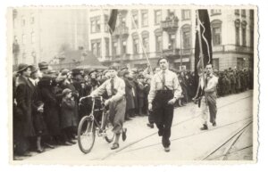 אַ מאַניפֿעסטאַציע פֿונעם „בונד“, דעם 1טן מײַ 1936 אין וואַרשע