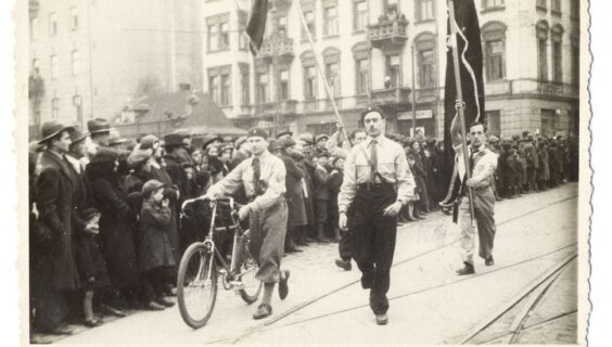 אַ מאַניפֿעסטאַציע פֿונעם „בונד“, דעם 1טן מײַ 1936 אין וואַרשע