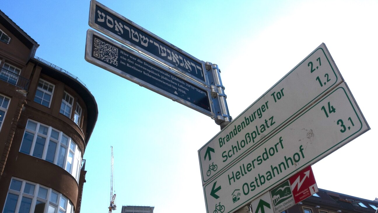 A new Yiddish sign for a street that was called Dragonerstrasse when Eastern European Yiddish speakers lived there at the turn of the 20th century.