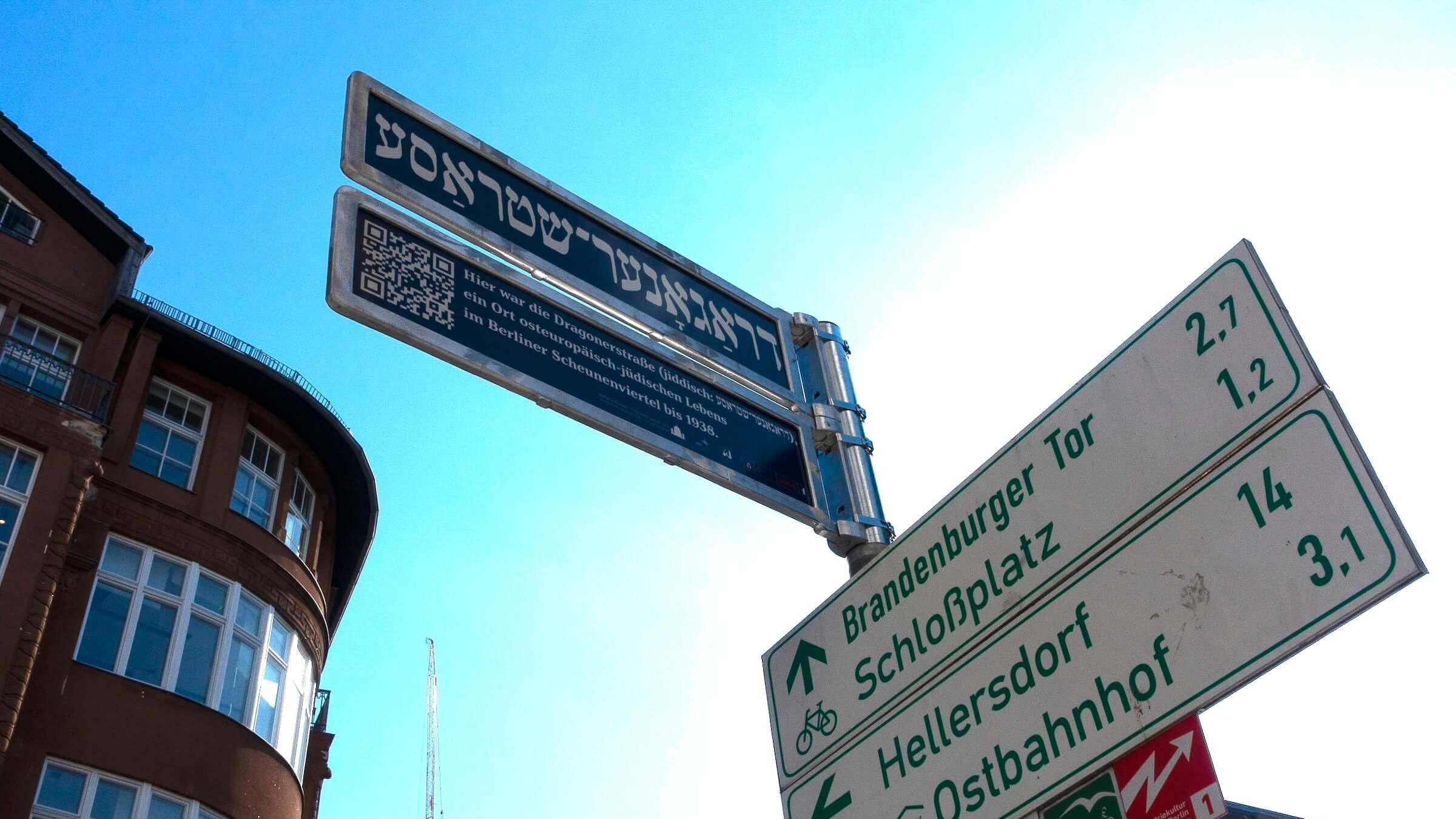 A new Yiddish sign for a street that was called Dragonerstrasse when Eastern European Yiddish speakers lived there, roughly from the 1880s to the 1930s