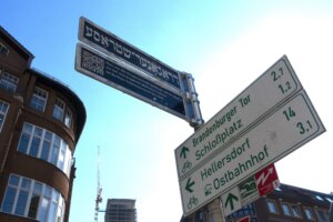 A new Yiddish sign for a street that was called Dragonerstrasse when Eastern European Yiddish speakers lived there at the turn of the 20th century.