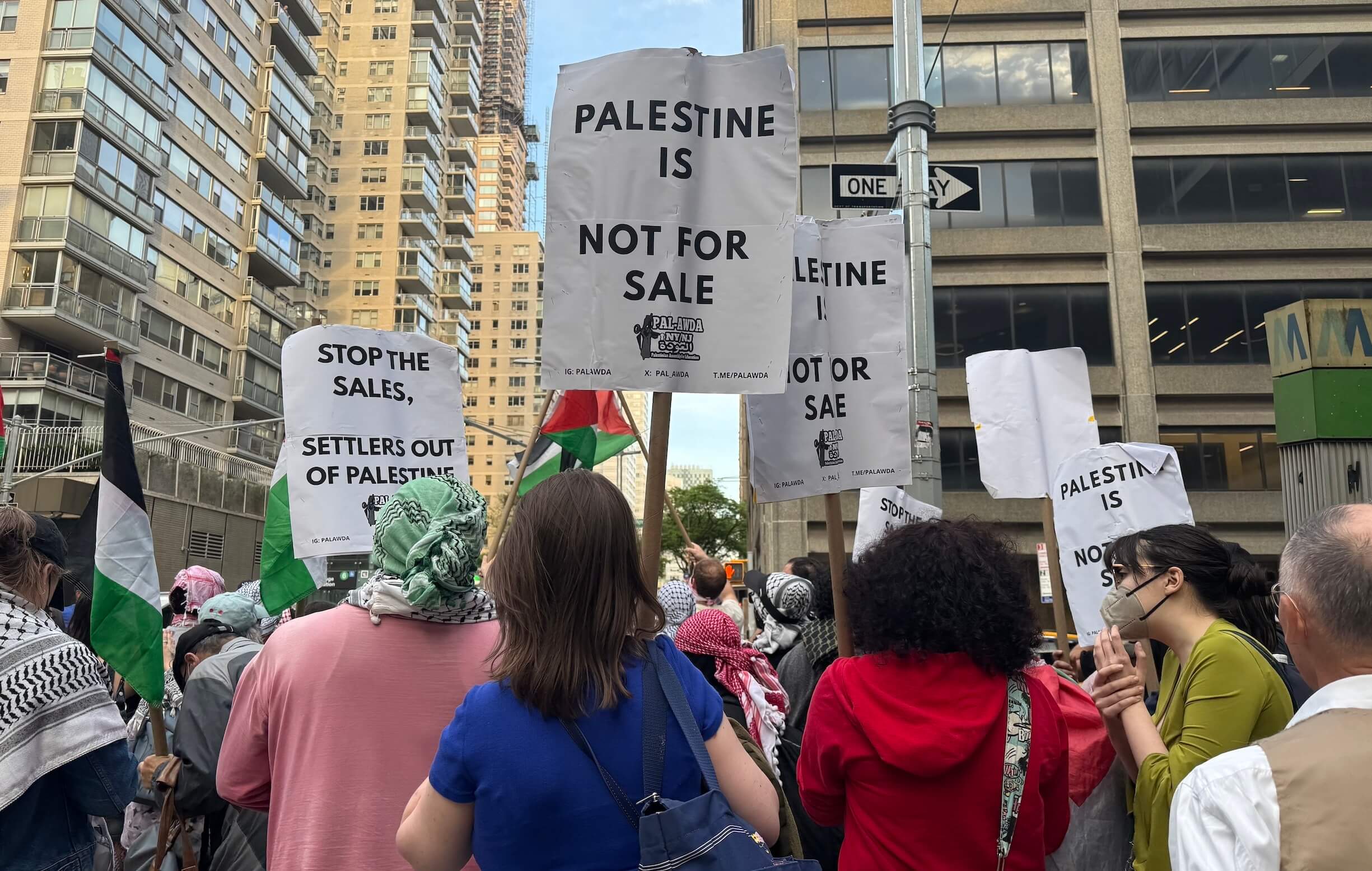 Protesters picket Manhattan synagogue over Israel real estate sale