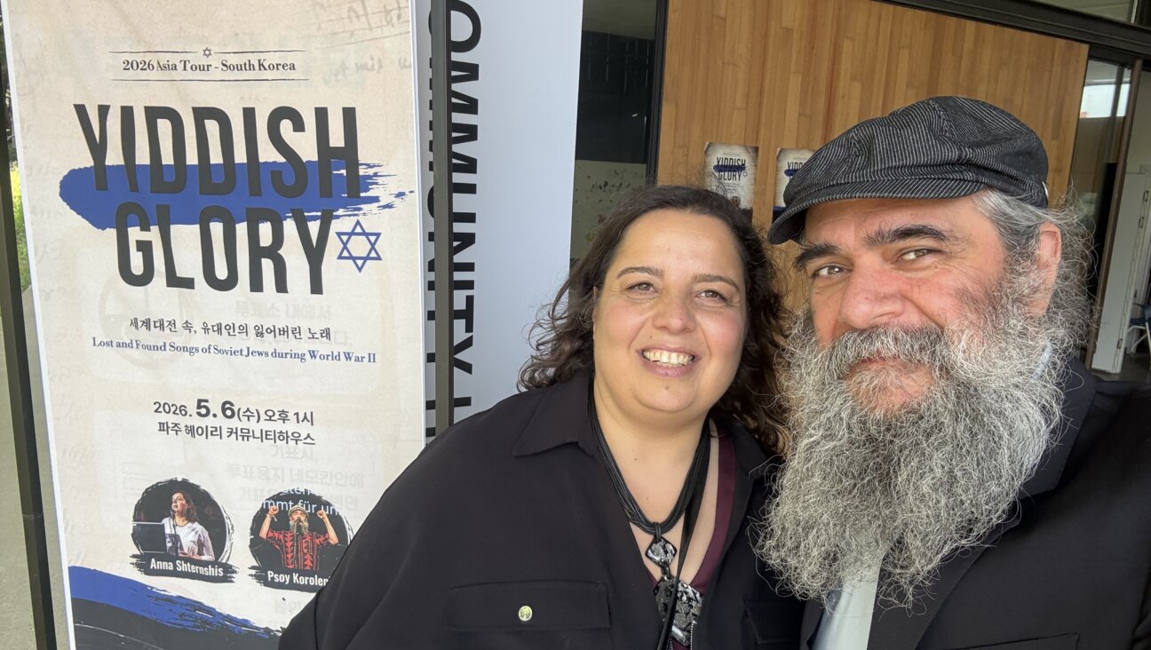 אַנאַ שטערנשיס (לינקס) און פּסוי קאָראָלענקאָ בײַם חורבן־מוזיי אין פּאַדזשו, דרום־קאָרעע