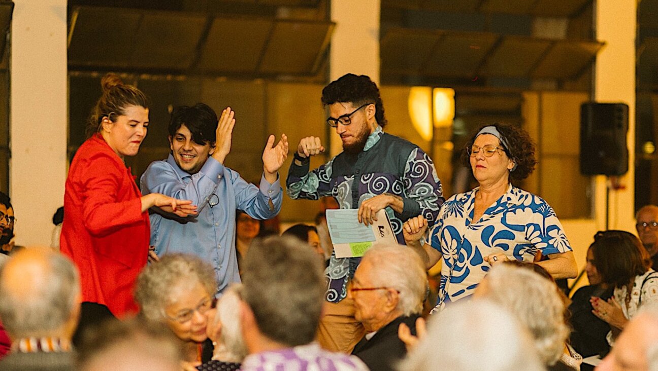 מענטשן טאַנצן צו די לידער פֿונעם „שמשׂ“־אַלבאָם בײַ זײַן פּרעמיערע, דעם 22סטן אַפּריל,  אינעם „פֿאָלקסהױז“, אַ װיכטיקן ייִדישן קולטור־צענטער אין סאַן־פּאַאָלאָ 