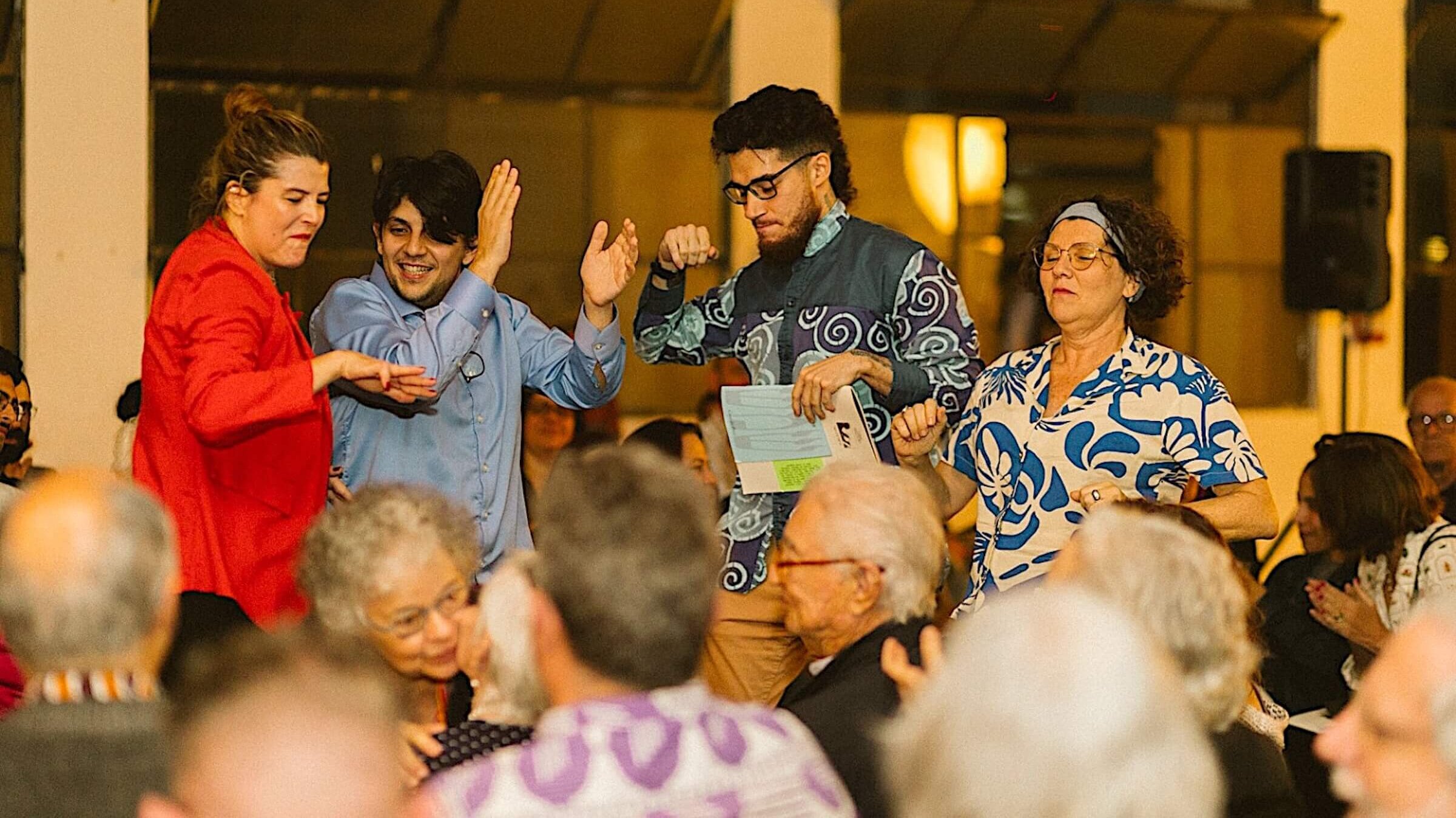מענטשן טאַנצן צו די לידער פֿונעם „שמשׂ“־אַלבאָם בײַ זײַן פּרעמיערע, דעם 22סטן אַפּריל, אינעם „פֿאָלקסהױז“, אַ װיכטיקן ייִדישן קולטור־צענטער אין סאַן־פּאַאָלאָ