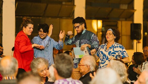 מענטשן טאַנצן צו די לידער פֿונעם „שמשׂ“־אַלבאָם בײַ זײַן פּרעמיערע, דעם 22סטן אַפּריל,  אינעם „פֿאָלקסהױז“, אַ װיכטיקן ייִדישן קולטור־צענטער אין סאַן־פּאַאָלאָ 