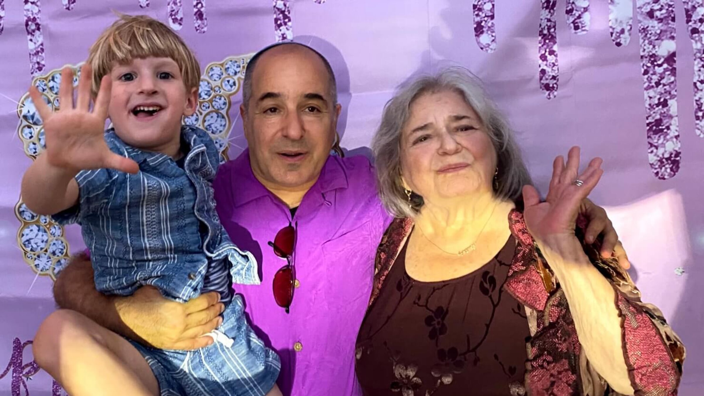 שילאַ רײַך (רעכטס) מיט איר זון, אַבֿי דרוקער, און אייניקל אָליוויע