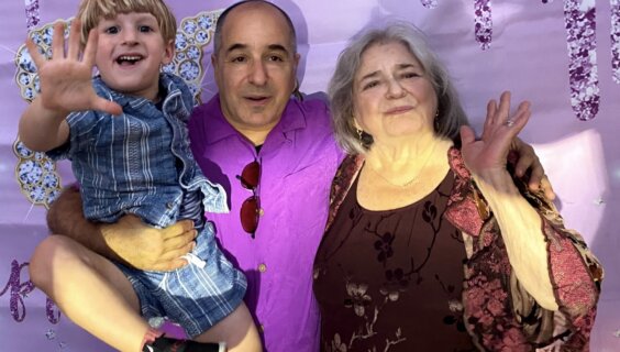 שילאַ רײַך (רעכטס) מיט איר זון, אַבֿי דרוקער, און אייניקל אָליוויע