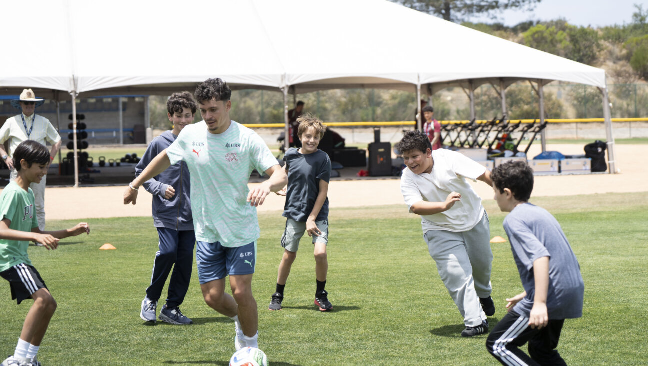 Swiss winger Fabian Rieder plays with San Diego Jewish Academy students.