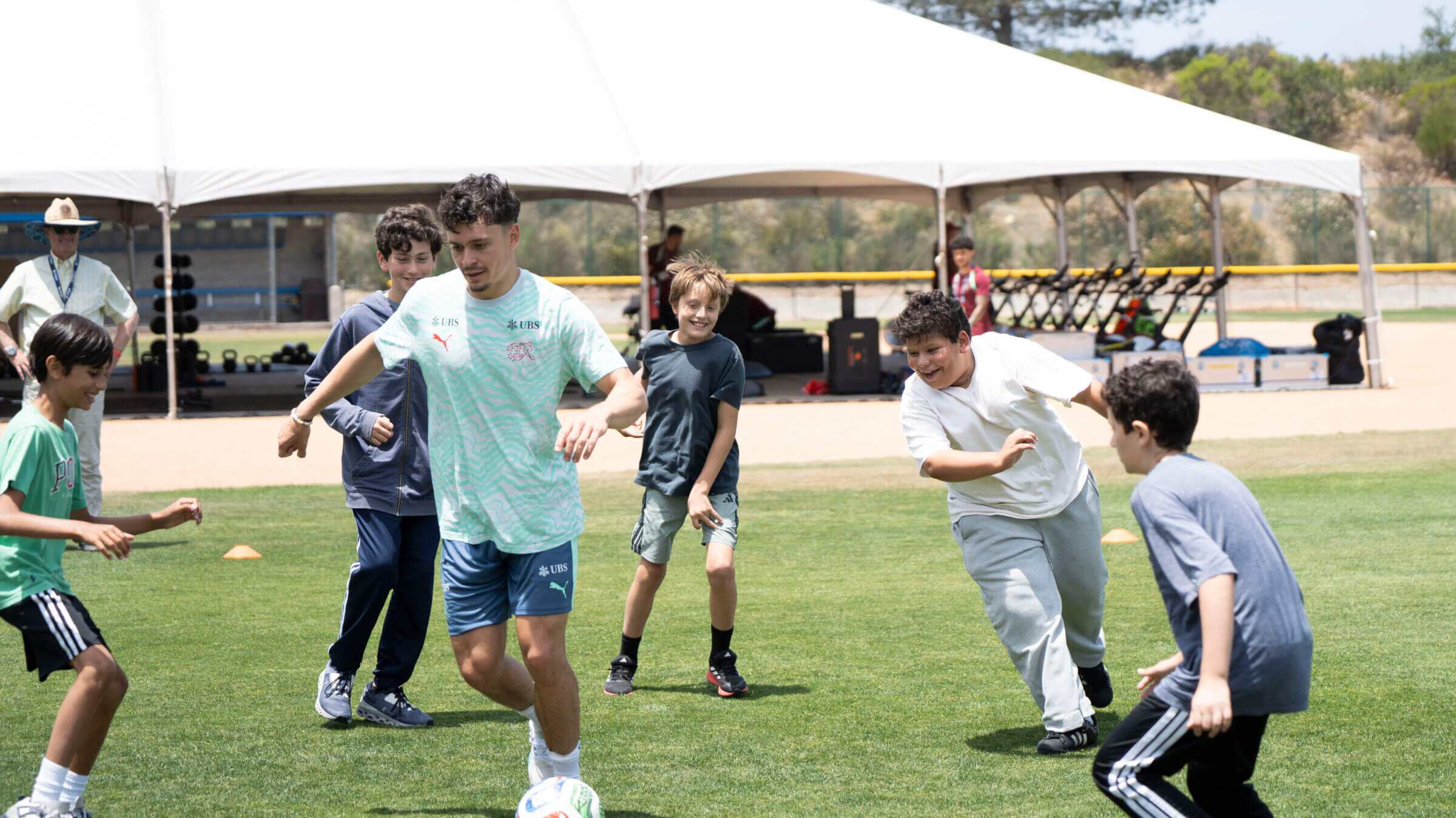 Swiss winger Fabian Rieder plays with San Diego Jewish Academy students.