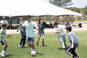 Swiss winger Fabian Rieder plays with San Diego Jewish Academy students.