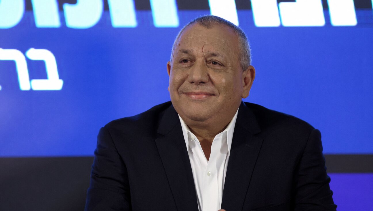Israel's former army chief of staff Gadi Eisenkot (L) takes part in a joint press conference with Defence Minister and Kahol Lavan (Blue and White) party chief Benny Gantz.