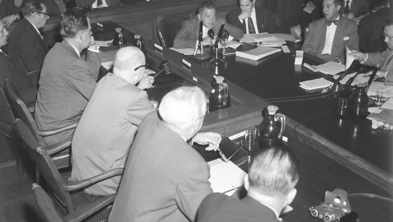 Lionel Stander testifies before the House Un-American Activities Committee.