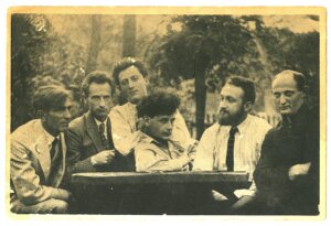  פֿון רעכטס: י.י. זינגער, מלך ראַוויטש, פּרץ מאַרקיש,  א. צ. גרינבערג, פּרץ הירשביין און מ. עלקין, וואַרשע 1922