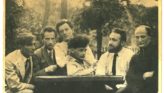  פֿון רעכטס: י.י. זינגער, מלך ראַוויטש, פּרץ מאַרקיש,  א. צ. גרינבערג, פּרץ הירשביין און מ. עלקין, וואַרשע 1922
